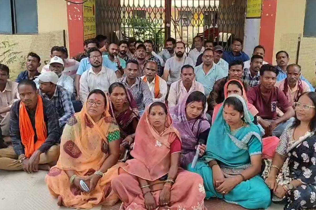 Surajpur News: अपनी ही सरकार के खिलाफ भड़के भाजपाई, जनपद कार्यालय में ताला जड़कर किया हंगामा, इस अफसर की नियुक्ति पर फूटा गुस्सा