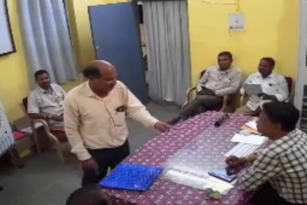 Teacher Leader Viral Video, Baloda Bazar News, Kasdol BEO Threat Case, Teacher Leader Threat Video, Arvind Dhruv BEO, Chhattisgarh Teacher Transfer, Yuktiyuktikaran Process CG, Sushil Sahu Viral Video, Wife Transfer Protest, DEO Complaint Chhattisgarh, Education Officer Threat,