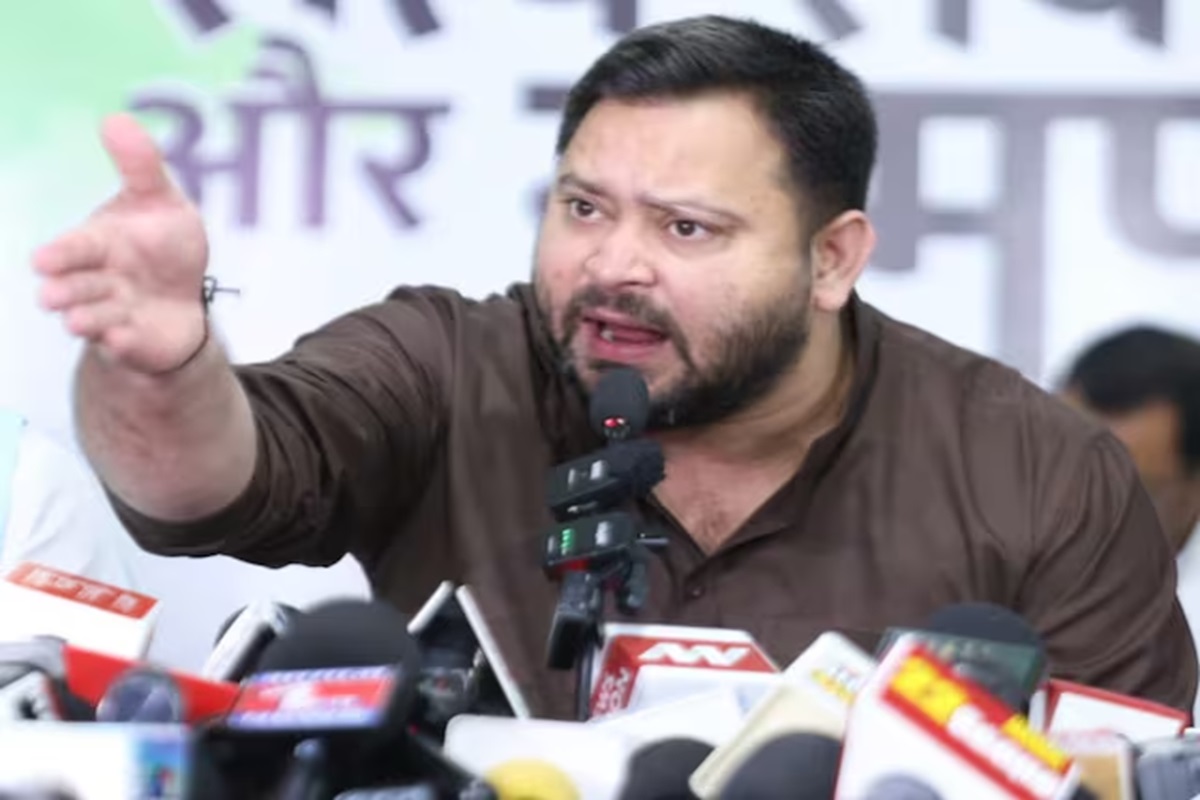 Bihar Chunav 2025: अगर सत्ता में आएंगे तो वक्फ कानून को फेंक देंगे कूड़ेदान में.. तेजस्वी यादव का बड़ा ऐलान, इस मुस्लिम बाहुल्य सीट में सभा को कर रहे थे संबोधित