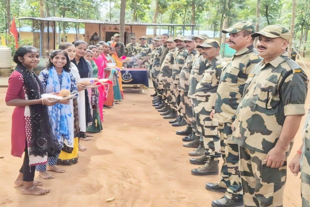 BSF celebrated Raksha Bandhan in Abujhmad, image source: ibc24