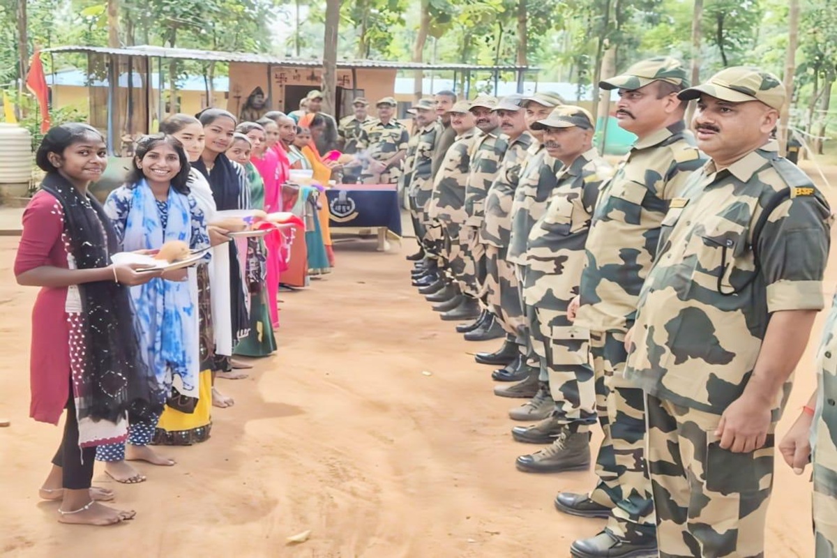 CG News: छत्तीसगढ़ के अति नक्सल प्रभावित अबूझमाड़ में सीमा सुरक्षा बल ने मनाया रक्षाबंधन पर्व, छात्राओं ने बांधी जवानों की कलाई पर राखी