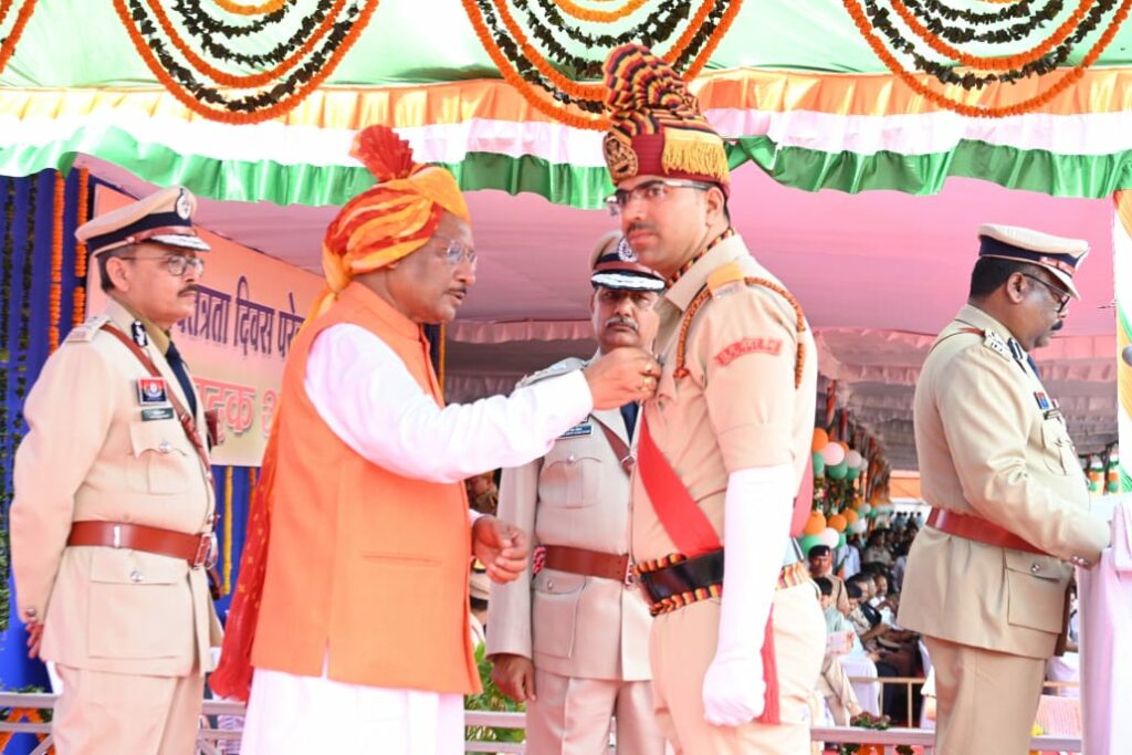 Naik Dr. Mahesh Mishra awarded, image source: ibc24