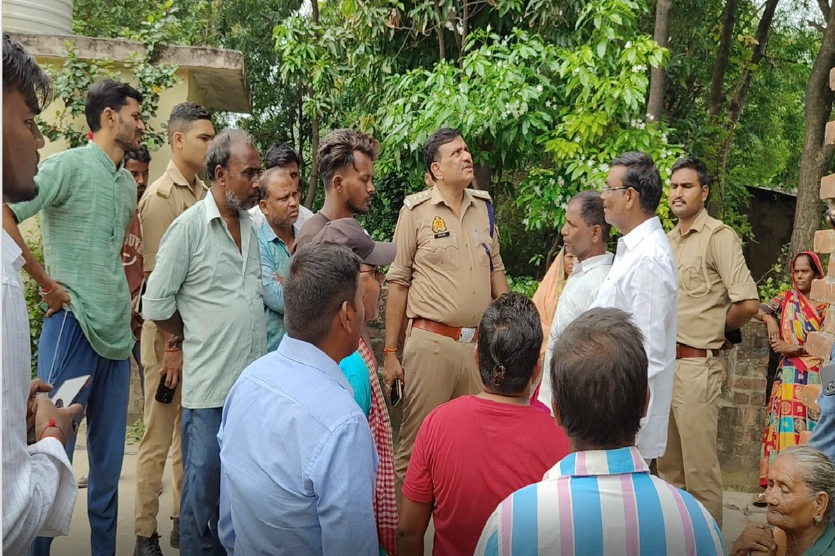 Ayodhya Breaking News: रात में मिलने आया प्रेमी, सुबह खेत में मिली युवती की लाश, हालत देखकर पुलिस के भी उड़े होश