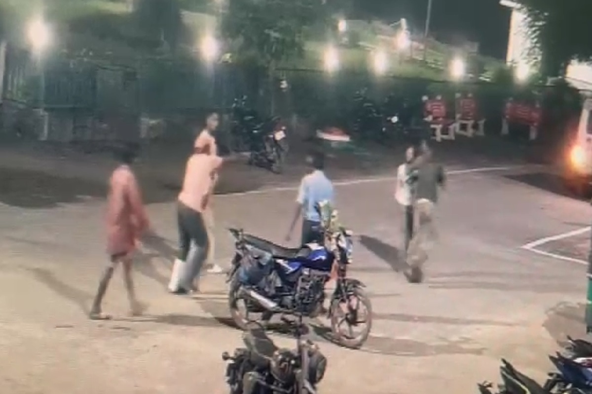 Balrampur Viral Video: युवकों ने जिला अस्पताल में किया हंगामा, नर्सों से बहस के बाद पुलिसकर्मी और गार्ड से की मारपीट, वायरल हुआ वीडियो