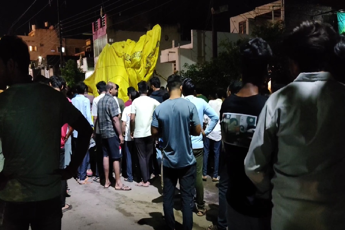 Burhanpur Accident News: खराब सड़क के चलते पलटा गणेश प्रतिमा ले जा रहा वाहन, मूर्ति के नीचे दबने से हुई 1 युवक की मौत