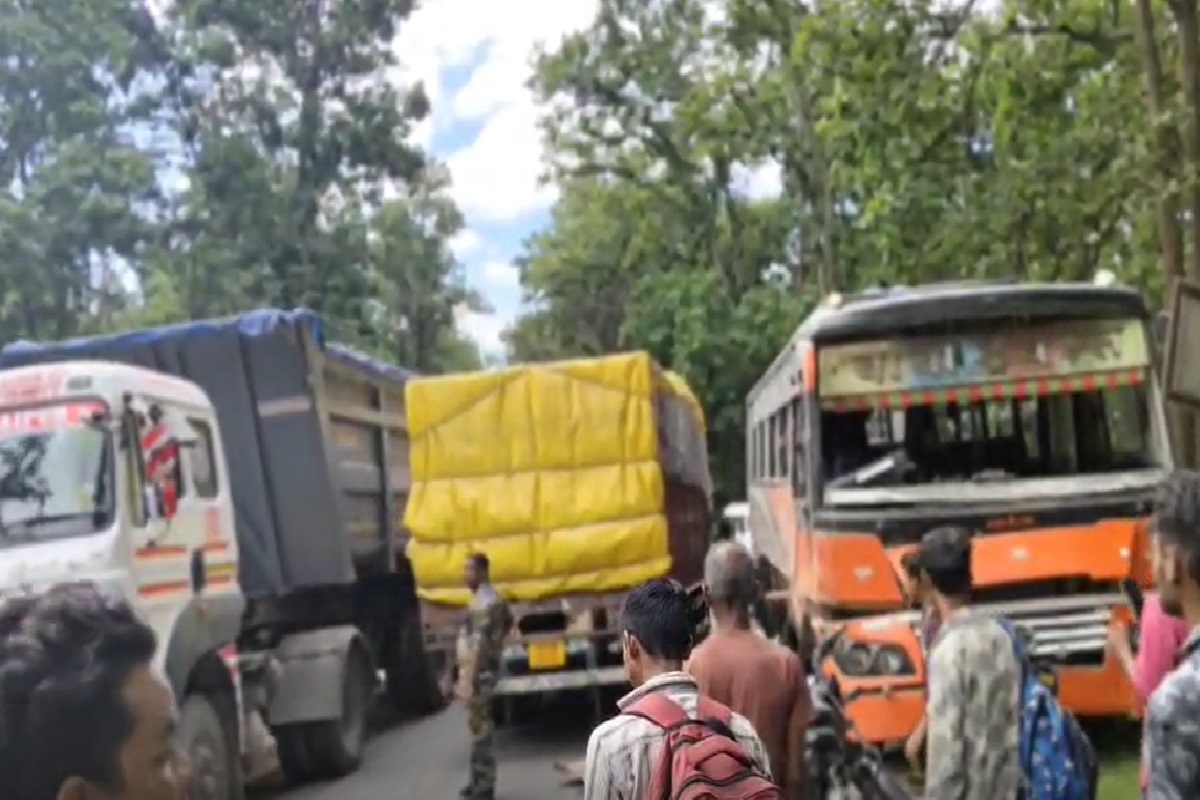 Balrampur Road Accident News: यात्री बस और ट्रक में हुई आमने-सामने भिड़ंत, 10 से जयदा लोग हुए घायल