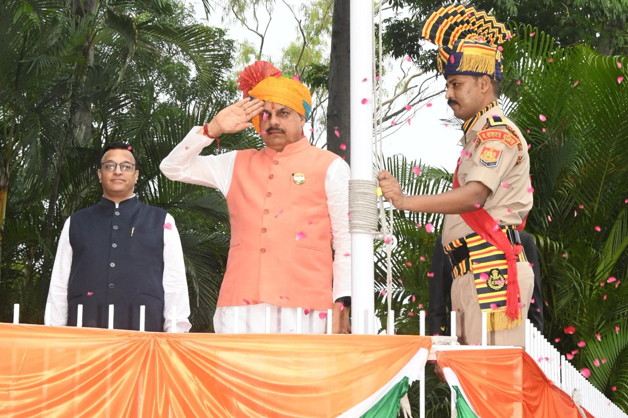 CM Mohan Yadav Flag Hoisting: मुख्यमंत्री डॉ. मोहन यादव ने सीएम हाउस में किया ध्वजारोहण, उत्कृष्ट सेवाओं के लिए कर्मचारियों को सम्मानित करने की घोषणा की