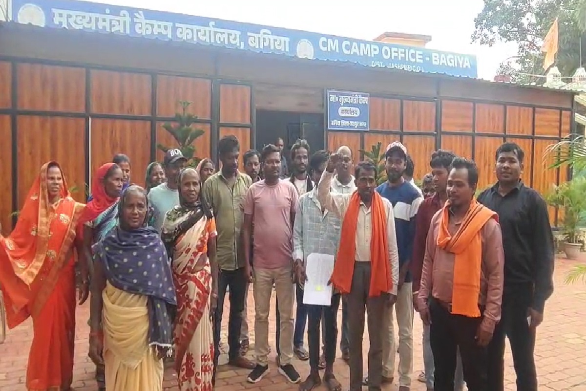 CM Vishnudeo Sai News: मुख्यमंत्री विष्णु देव साय की पहल से मिली सड़क की सौगात, ग्रामीणों ने बगिया सीएम कैंप पहुंचकर जताया आभार