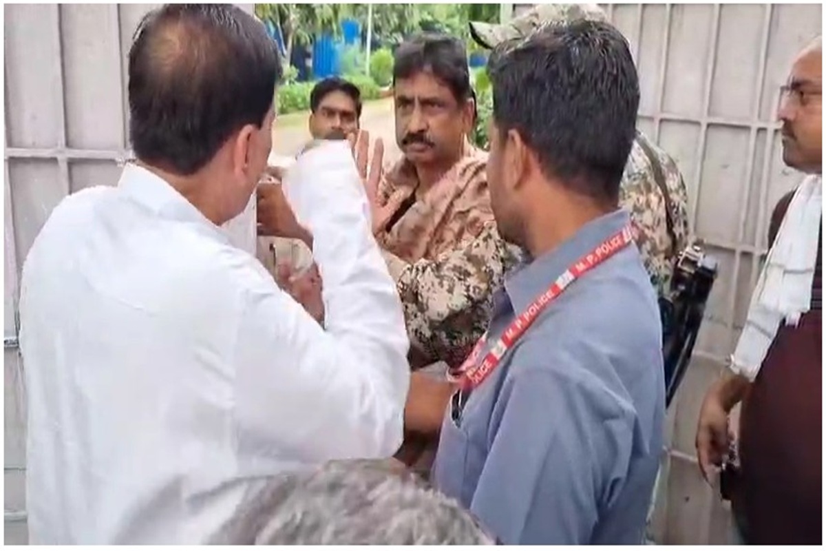 Viral Video: कलेक्टर के घर में घुसकर बीजेपी विधायक ने मारने के लिए उठाया हाथ, दोनों के ​बीच हुई जमकर बहस