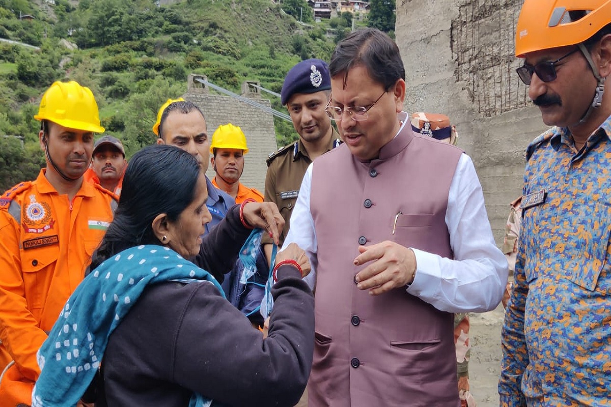 Uttarakhand News: आपदा में फंसी महिला ने साड़ी का पल्लू फाड़कर सीएम को बांधी राखी, तस्वीर देखकर आप भी हो जाएंगे भावुक