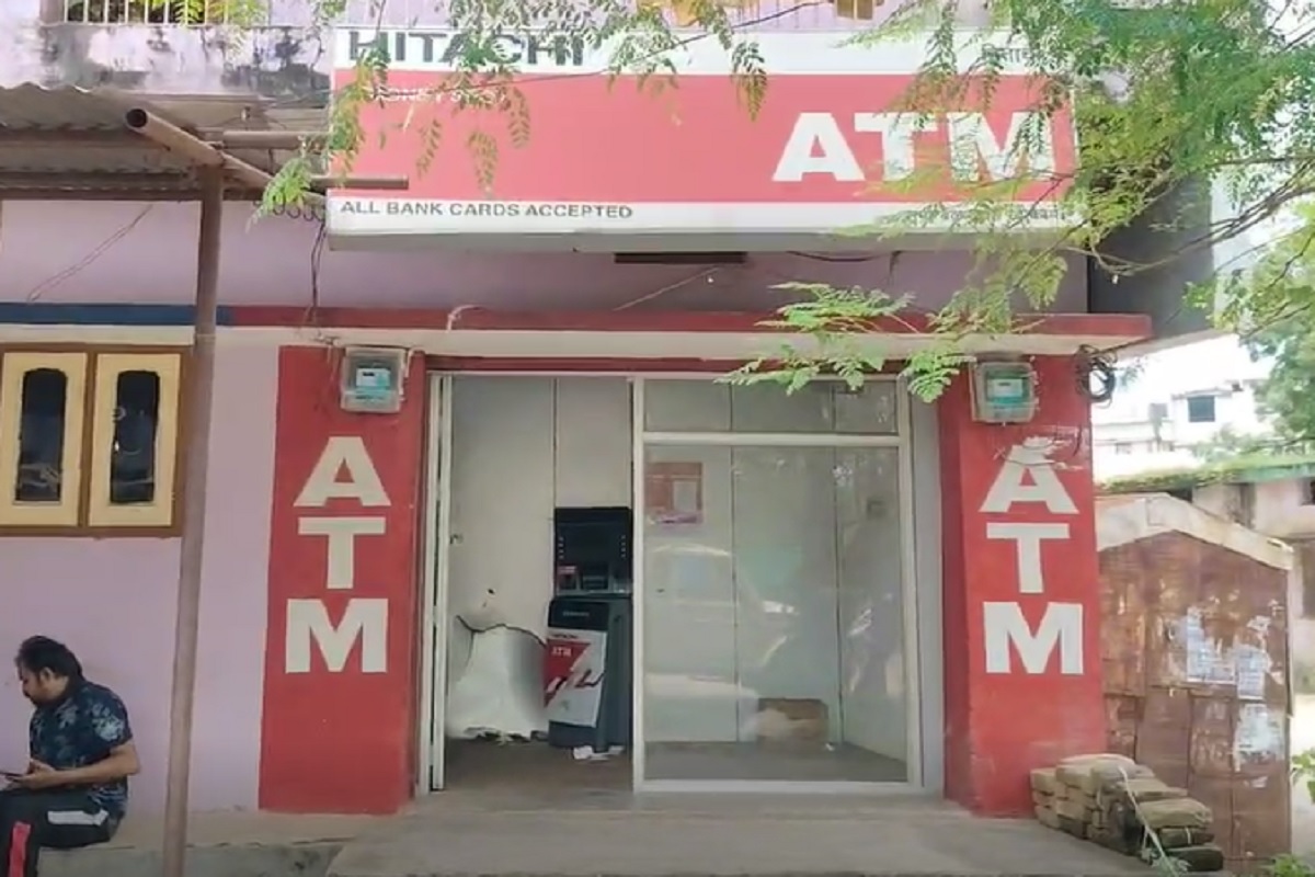 Dhamtari News: शराबी चोरों का तांडव, ए​टीएम को बनाया निशाना, लेकिन कैश बॉक्स तक नहीं पहुंच सके चोर