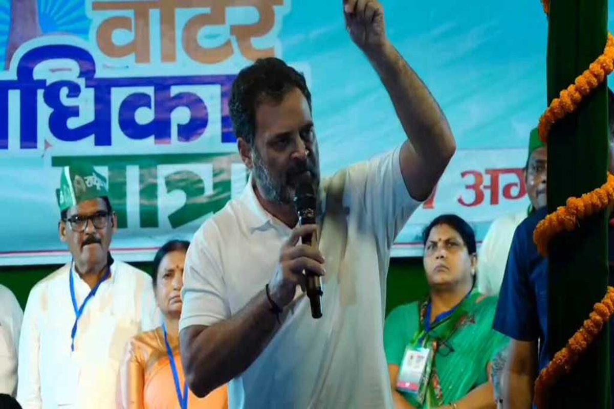Rahul Gandhi on EC: राहुल गांधी का बड़ा आरोप, EC ने ज़िंदा लोगों को मरा घोषित किया, अब CCTV फुटेज न देने के लिए बहाने पर बहाना बना रही
