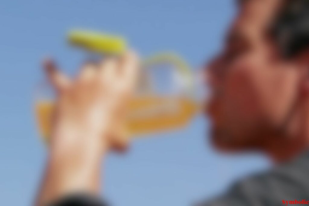 engineer to drink urine: इंजीनियर ने खाना खाने के बाद मांगा पानी, चपरासी ने बोतल में भरकर पिला दी पेशाब / image Source: Symbolic