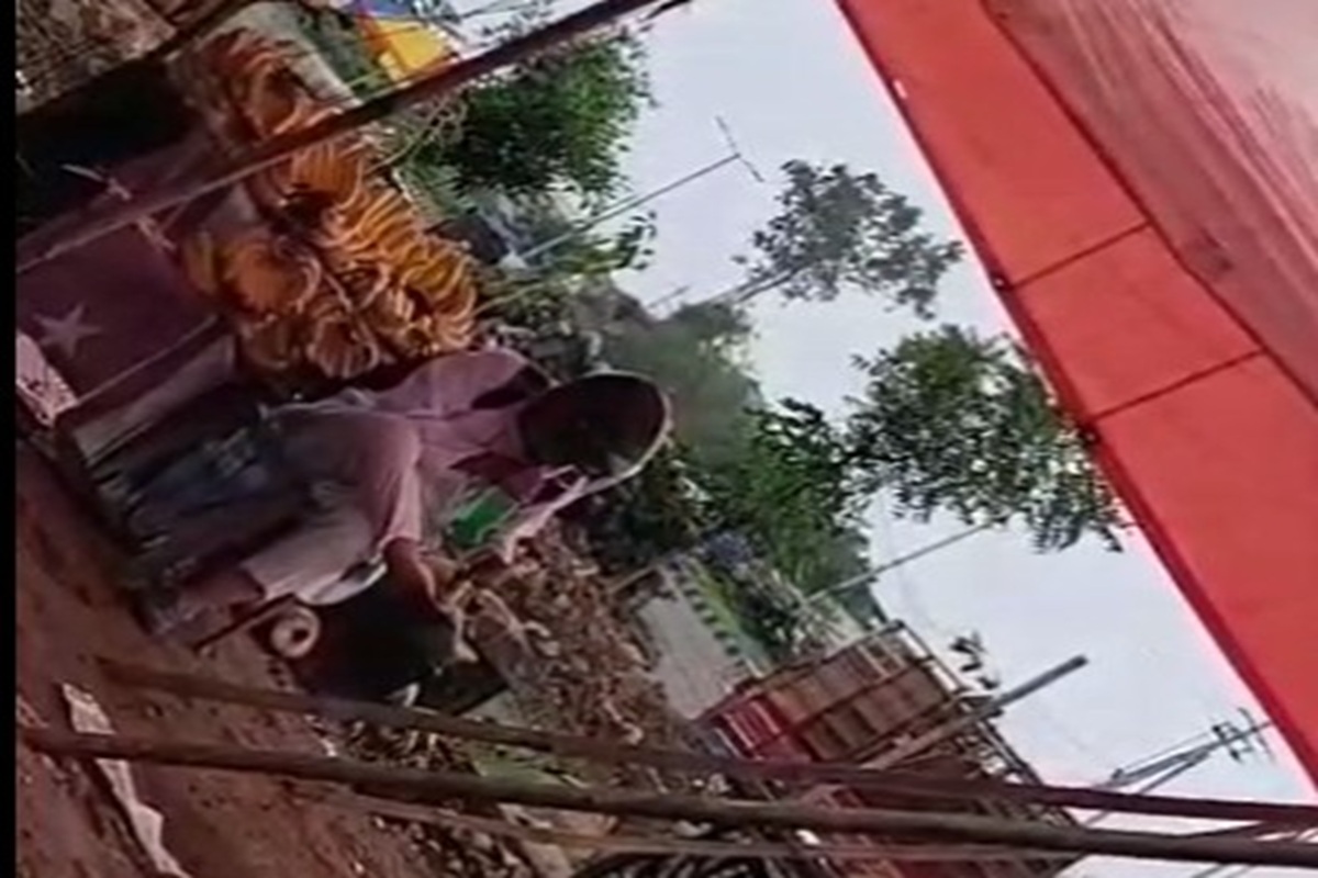 Spitting on fruits video viral: राजधानी में सामने आया फलों पर थूकने वाला वीडियो, फल वाला रोज करता था यह हरकत