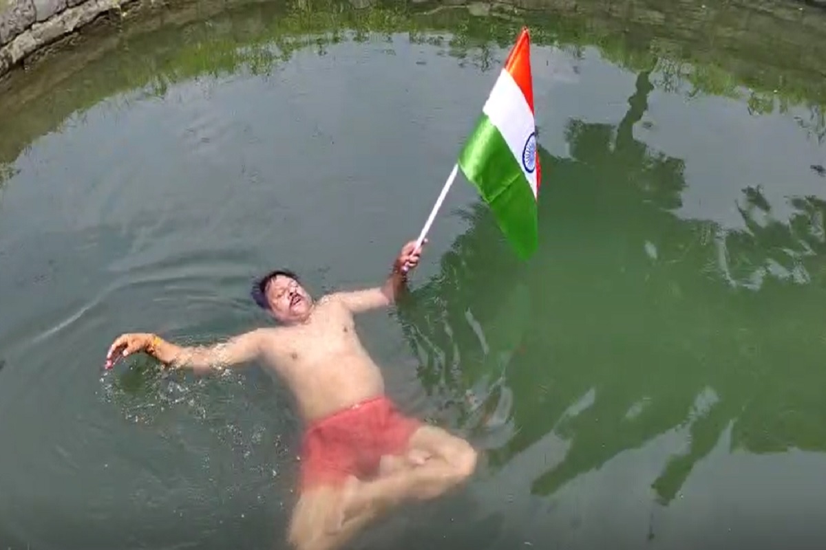 Hata News: स्वतंत्रता दिवस के मौके पर हेड कांस्टेबल ने किया ‘जल योग’, 90 फ़ीट गहरे कुएं में तिरंगा थामकर मनाया आजादी का उत्सव, देखें वीडियो