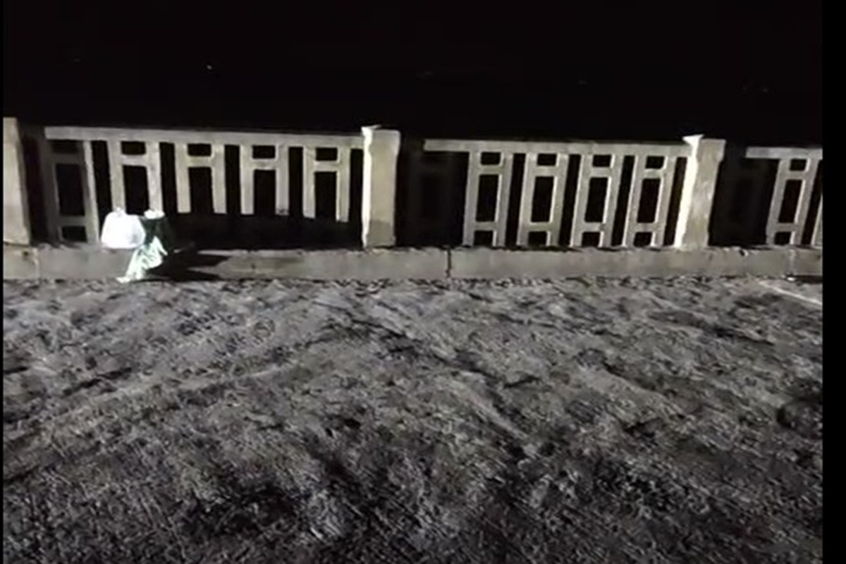 Dhar News: पुल पर 2-माह का बच्चा छोड़कर नदी में कूदे पति-पत्नी, छलांग लगाने से पहले CCTV में पानी खरीदते दिखा पति