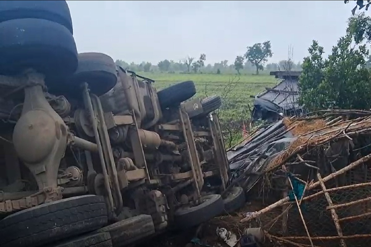 MP Road Accident: दर्दनाक हादसा, मकान पर पलटा 16 चक्का ट्राला, घर के अंदर सो रहे एक ही परिवार के तीन लोगों की मौत, मची चीखपुकार