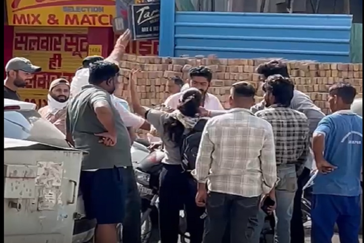 Jodhpur News: कॉलेज की लड़कियों के साथ ऐसा काम करता था उम्रदराज मजनू, सड़क पर हो गई धुनाई, अब वायरल हुआ वीडियो