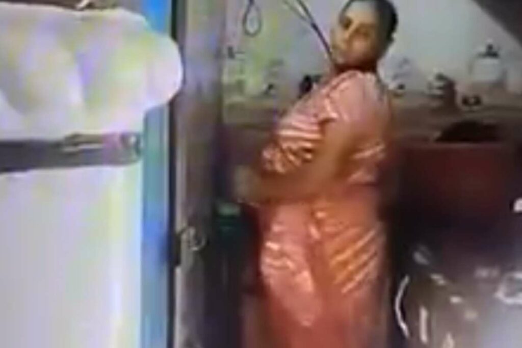 Kamwali Bai ka Viral Video: पहले गिलास भरकर किया पेशाब, फिर छिड़कने लगी बर्तनों में / Image Source: viral Video