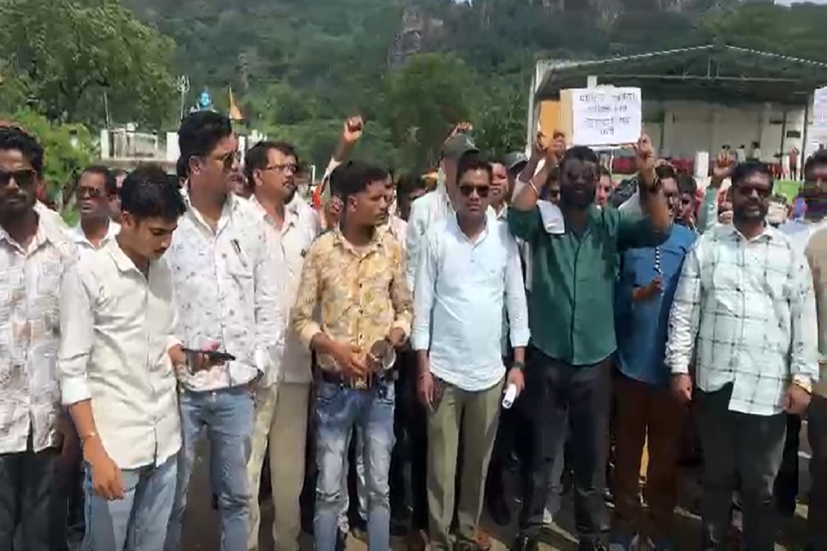 Kanker News: कब्र से शव निकालने पर भड़का क्रिश्चियन समाज, जिला प्रशासन को सौंपा ज्ञापन, कार्रवाई नहीं होने पर उग्र आंदोलन की चेतावनी