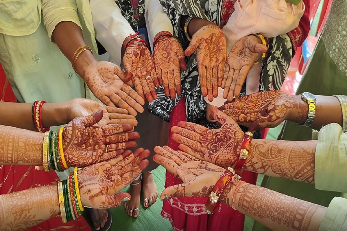 Manendragarh News: तीज पर भी जारी है NHM कर्मियों का प्रदर्शन, हथेली पर ‘नियमितीकरण’ लिखवाकर महिलाओं ने जताया विरोध