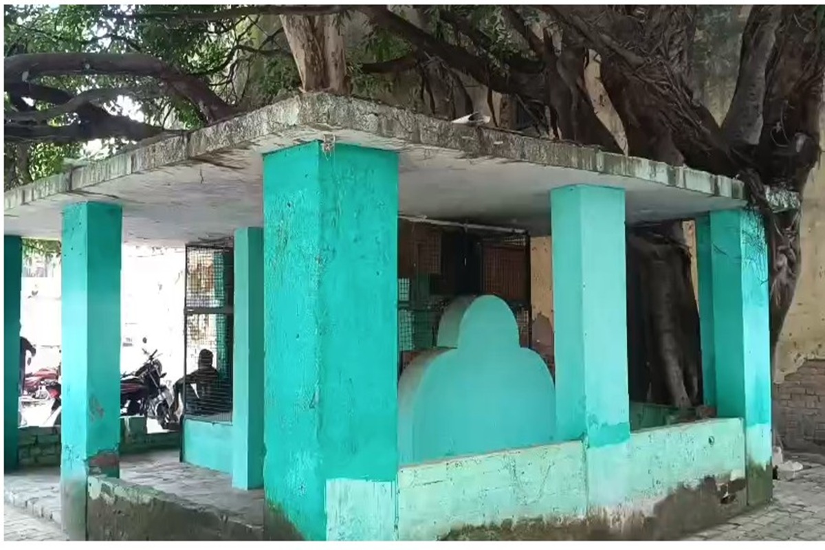 Sambhal News: संभल में हजारों साल पुरानी मजार को लेकर गहराया विवाद! प्रशासन ने मांगे दस्तावेज, बड़ी संख्या में पहुंचते हैं लोग