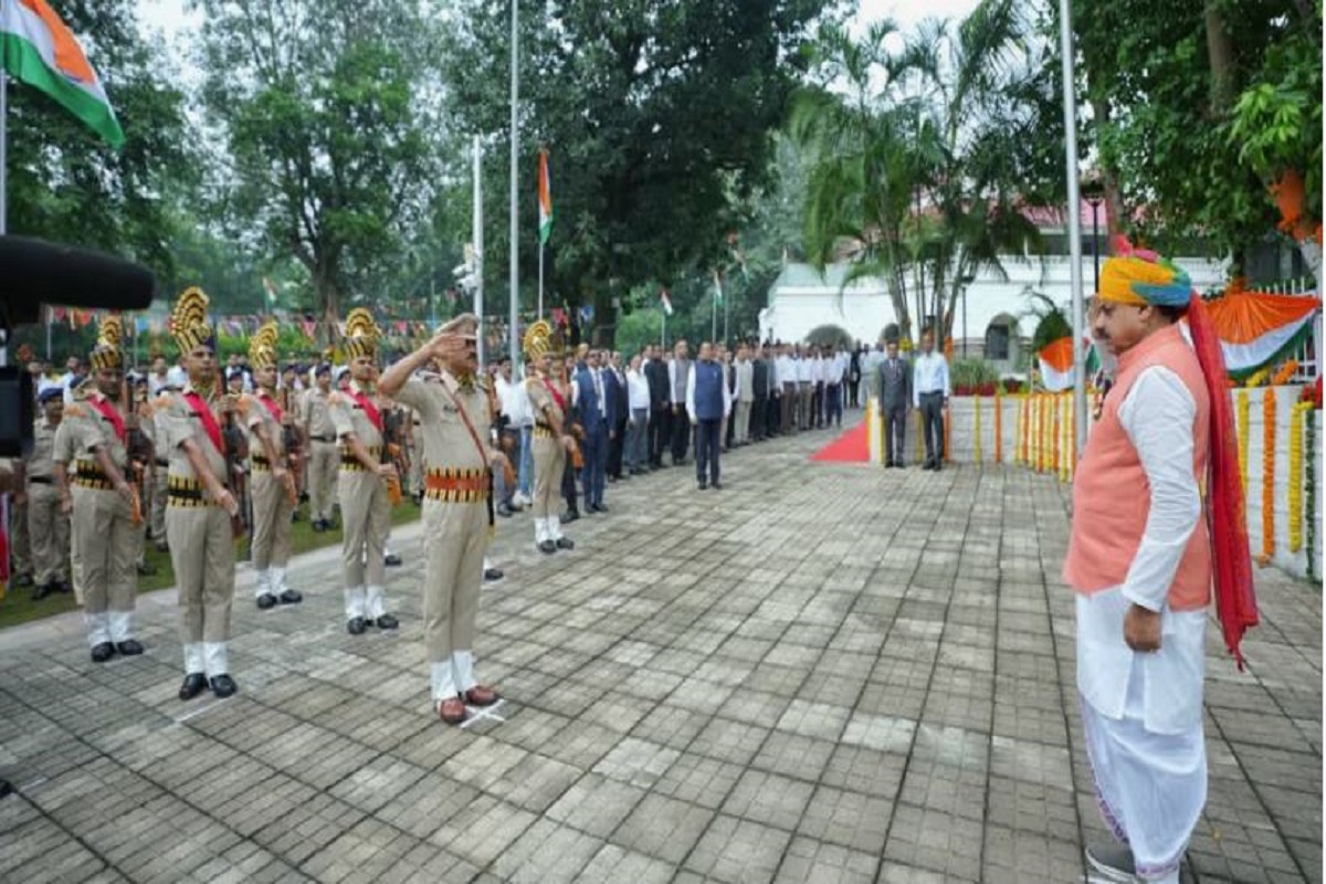 Independence Day 2025: मुख्यमंत्री डॉ. मोहन यादव ने लाल परेड ग्राउंड में फहराया तिरंगा, जल संरक्षण का दिया संदेश