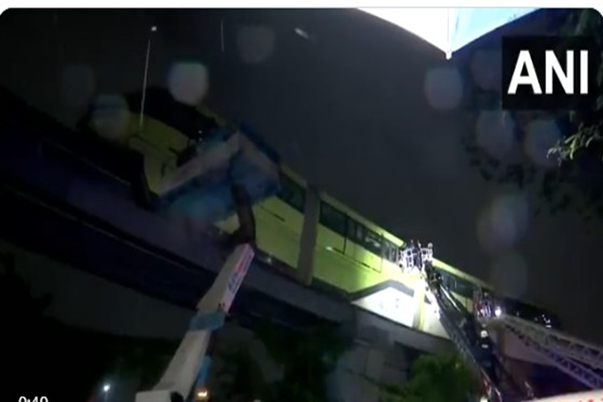 Mumbai monorail incident: दो स्टेशन के बीच फंसी मोनोरेल ट्रेन, अब तक 585 यात्रियों को सुरक्षित निकाला गया