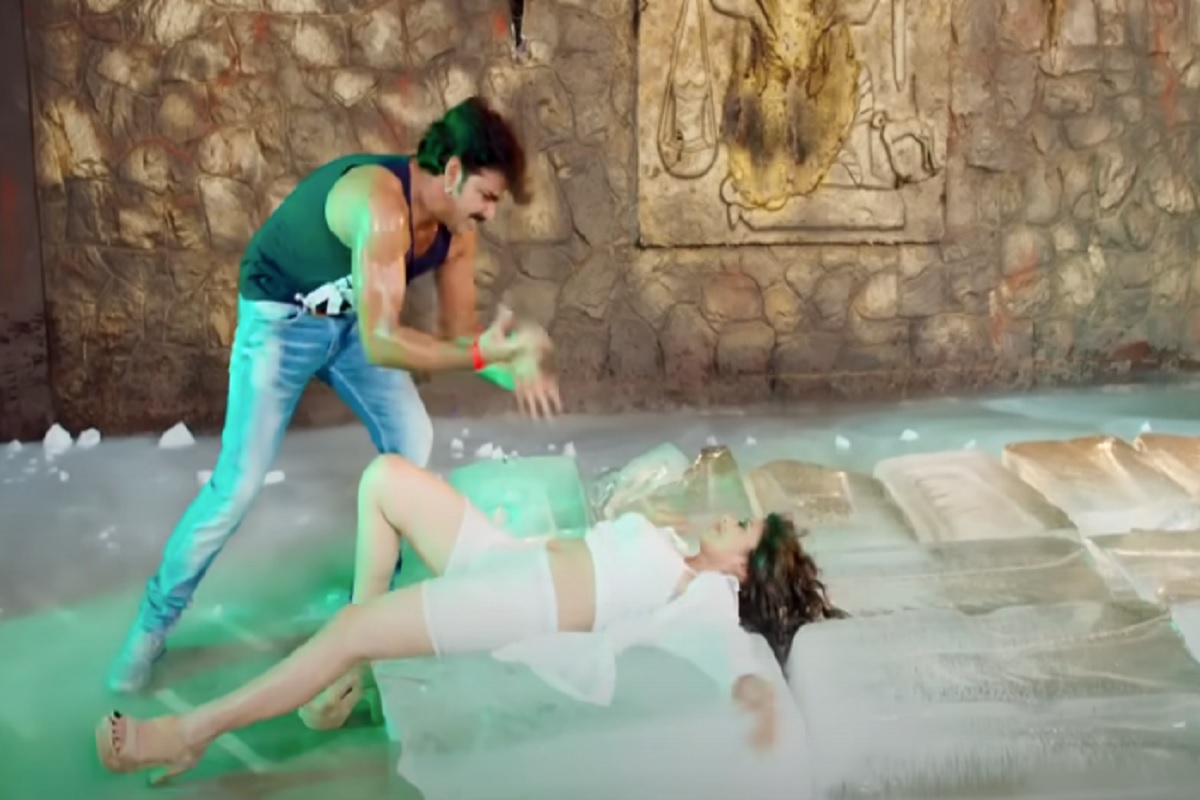Bhojouri Song: पवन सिंह ने बर्फ की सिल्ली पर हीरोइन संग मचाया धमाल, वीडियो देखकर आपको भी नहीं होगा यकीन