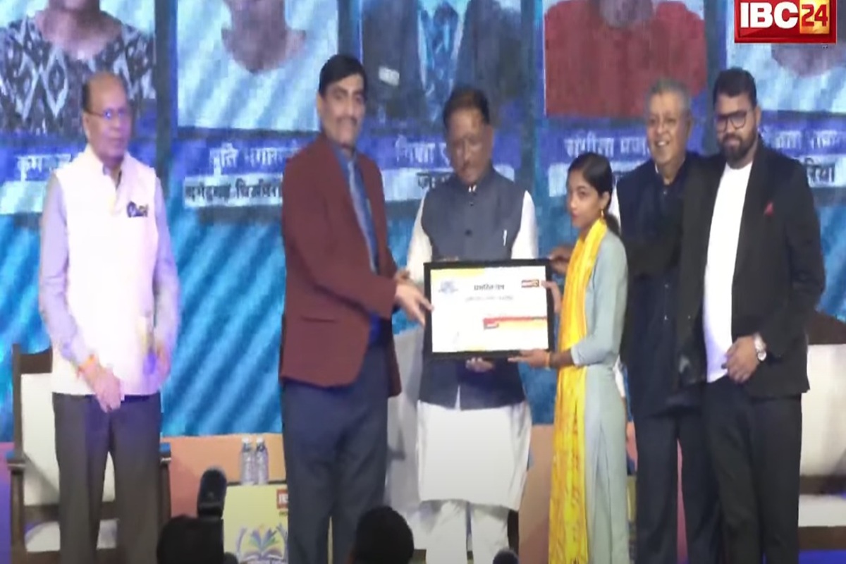 IBC24 Swarna Sharda Scholarship 2025: अपनी मेहनत से संगीता प्रजापति बनी जिले की मिसाल, IBC24 ने स्वर्ण शारदा स्कॉलरशिप देकर किया प्रोत्साहित
