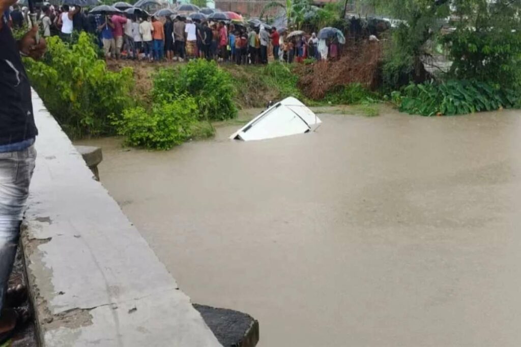 Gonda Accident News Today: अनियंत्रित होकर नहर गिरी बोलेरो, 11 श्रद्धालुओं की मौत / Image Source : X