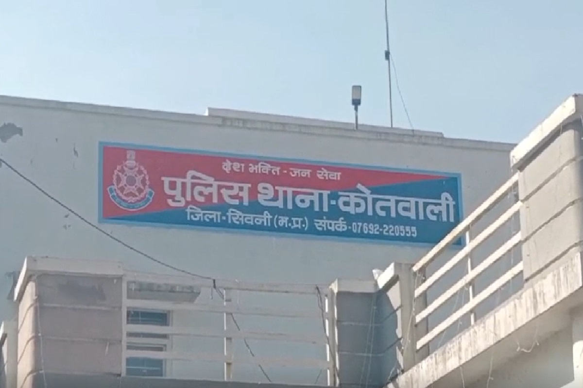 Seoni Crime News: कार में विवाद के बाद युवक ने दंपत्ति पर किया चाकू से हमला, खुद का भी गला रेता, मौके पर हुई मौत