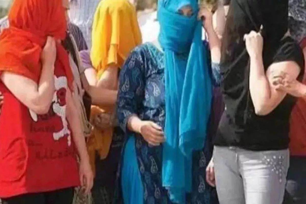 Varanasi News: गेस्ट हाउस में सेक्स रैकेट का भंडाफोड़, पुलिस ने 8 युवतियां और 4 युवकों को दबोचा, यौनवर्धक दवाओं समेत आपत्तिजनक सामग्री बरामद