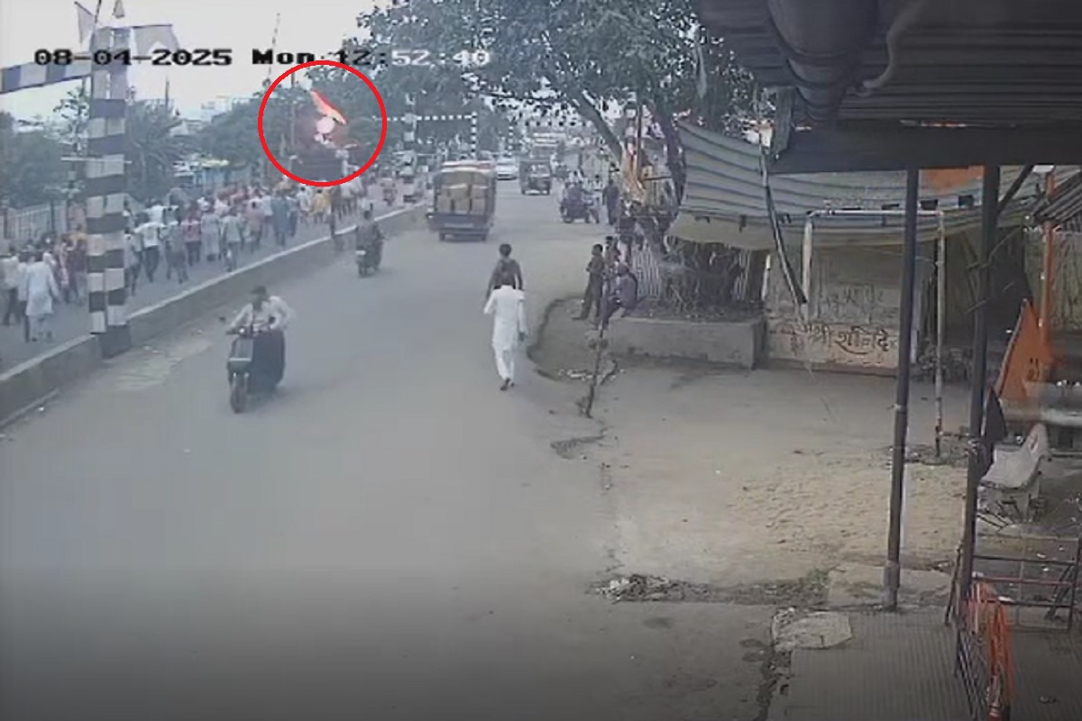 Seoni News: कावड़ यात्रा के दौरान रेलवे की हाईटेंशन लाइन से टकराया झंडा, चपेट में आए चार श्रद्धालु, अब सामने आया घटना का वीडियो