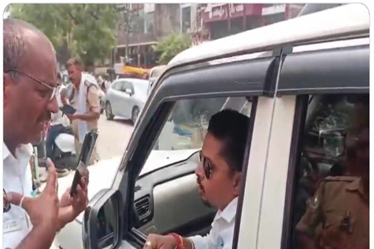 BJP MLC son viral video: “मैं तुमसे ज़्यादा पढ़ा-लिखा हूँ”, ट्रैफ़िक पुलिस अधिकारी ने BJP एमएलसी के बेटे को बीच सड़क लगाई फटकार