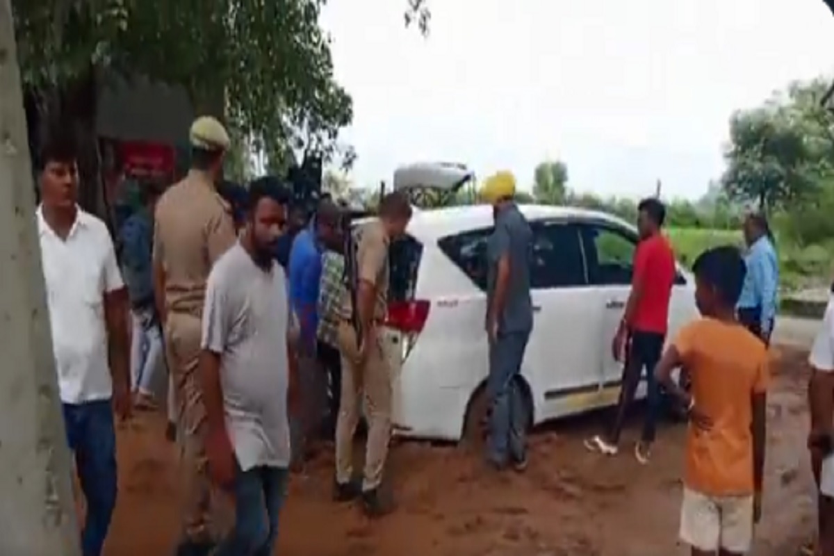 UP Viral Video: कीचड़ में फंसी मंत्री जी की कार, निकाला गया ट्रैक्टर से खींचकर, पैदल ही जाना पड़ा सभा स्थल तक, देखें वीडियो