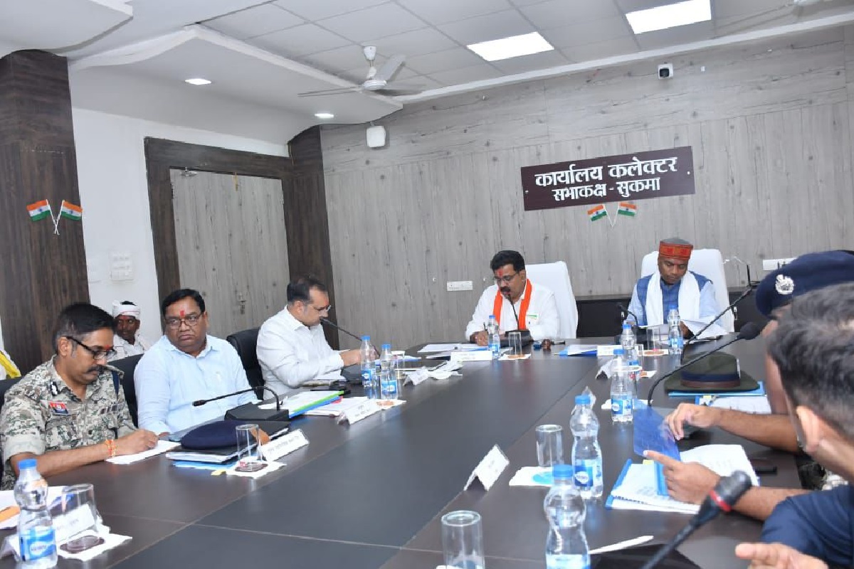 HM Vijay Sharma News: गृहमंत्री विजय शर्मा ने सुकमा में ली समीक्षा बैठक, कहा – नक्सलवाद के खात्मे के लिए समाज के सभी वर्गों का सहयोग जरूरी