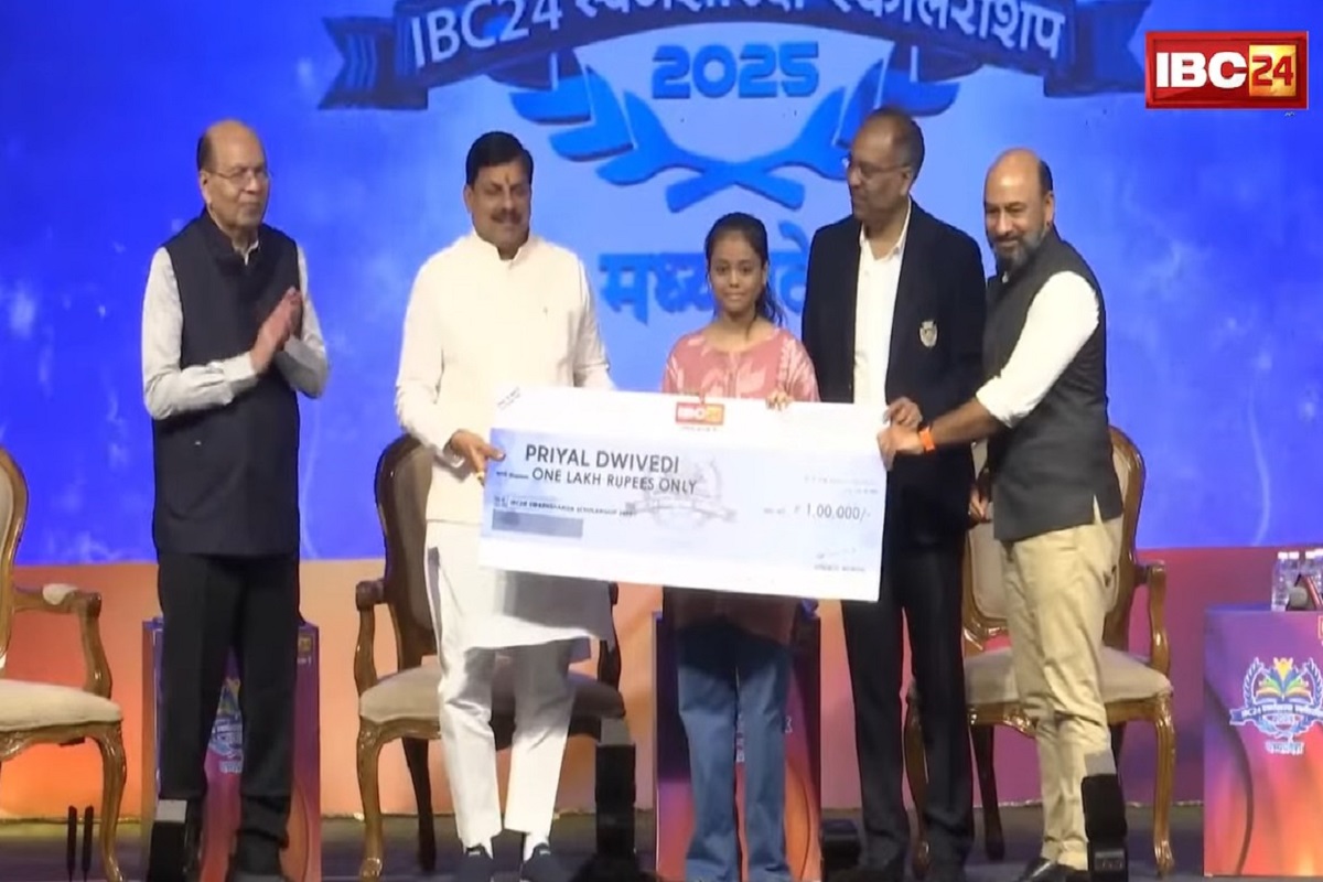 IBC24 Swarna Sharda Scholarship 2025: प्रियल द्विवेदी बनीं प्रदेश की टॉपर, लगन से लिखी सफलता की कहानी, अब IBC24 ने स्वर्ण शारदा स्कॉलरशिप ने किया सम्मानित