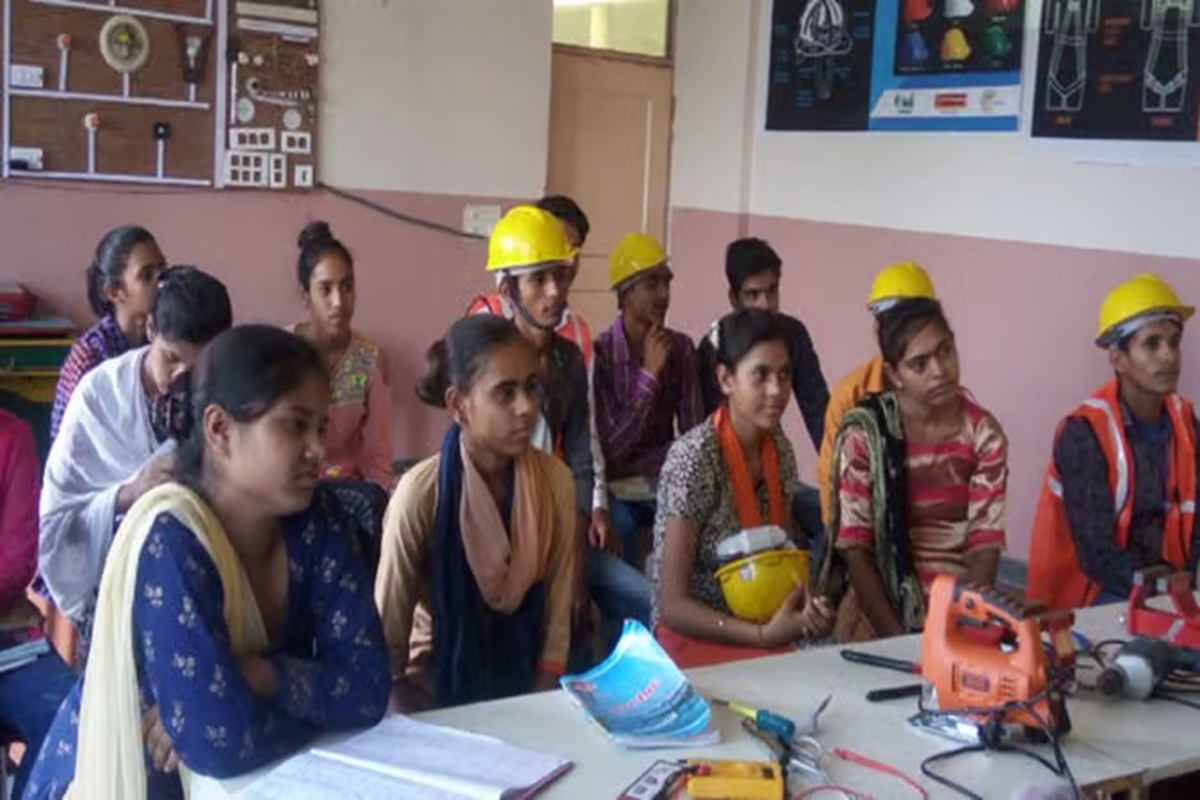 Govt Scheme For Youth: उद्योग लगाने की सोच रहे युवाओं के लिए अच्छी खबर, छत्तीसगढ़ सरकार खुद देगी इतने लाख रुपए, बैंक से भी ले सकते हैं लोन