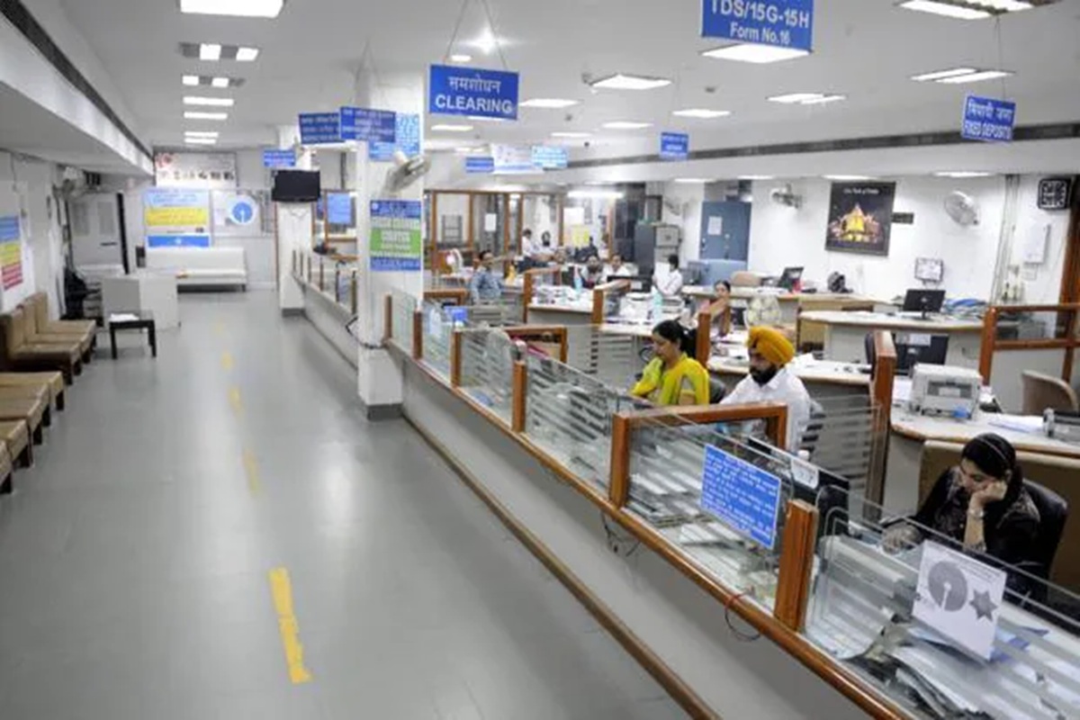 Indian Overseas Bank Latest News: इस बैंक ने अपने ग्राहकों को दी बड़ी राहत, अब इस चीज पर नहीं लगेगी कोई फीस, कल से लागू होगा नया नियम