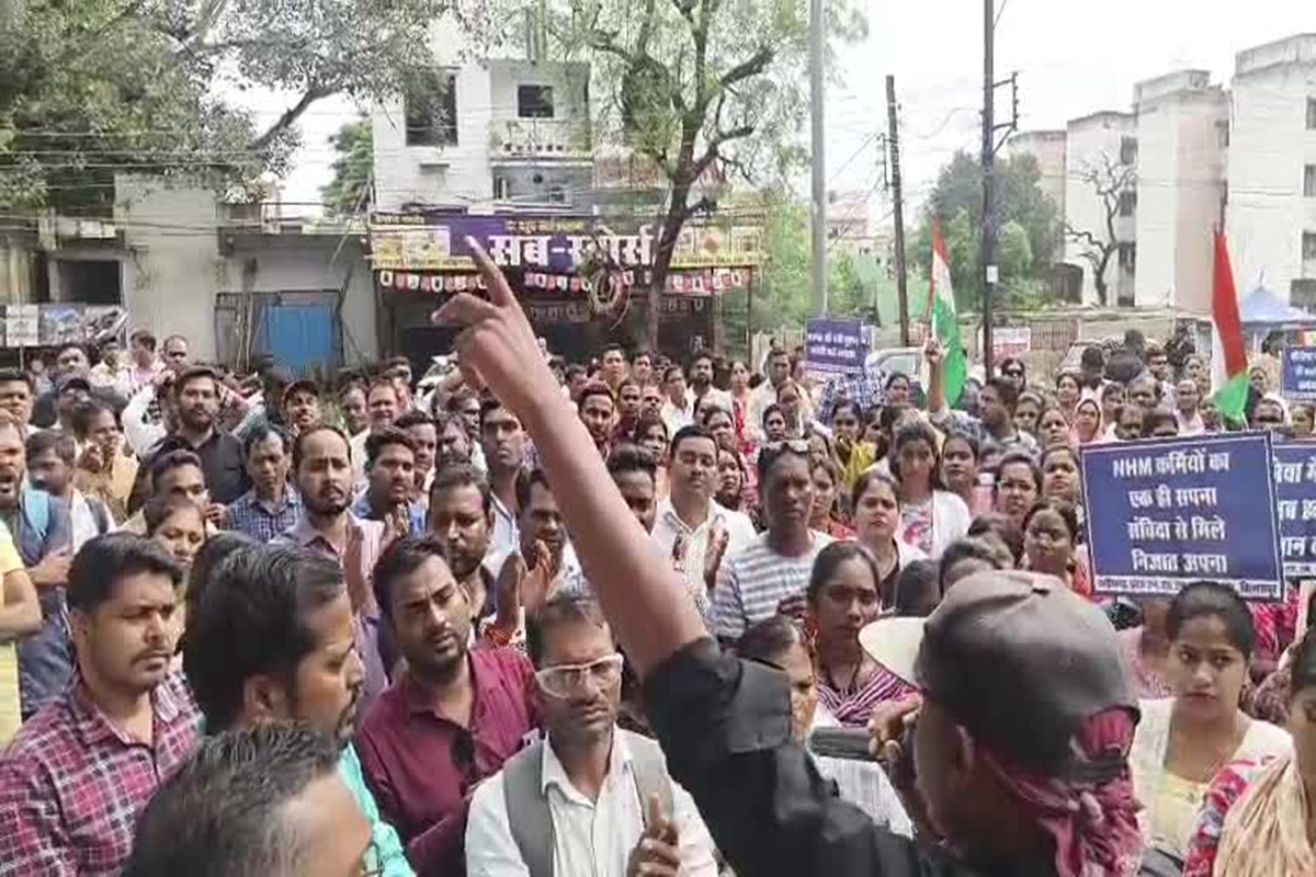 NHM Employees Resigned: सामूहिक इस्तीफा देंगे 33 जिलों के 16 हजार NHM कर्मचारी! अब तक 7 जिलों के करीब 4800 कर्मचारियों ने सौंपा त्यागपत्र