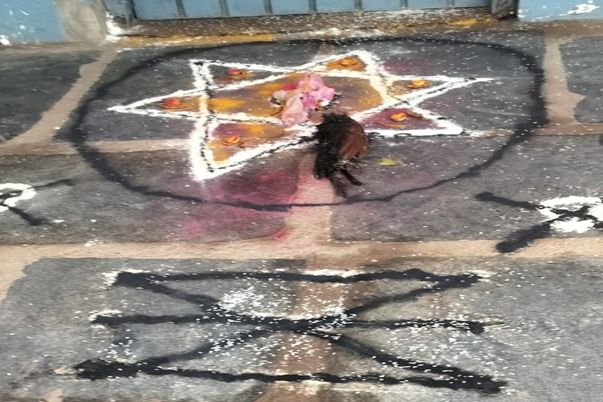 Durg News: पीएमश्री स्कूल में किया गया काला जादू ! प्रिंसिपल रूम के सामने तांत्रिक ​क्रिया देख दहशत में शिक्षक-छात्र