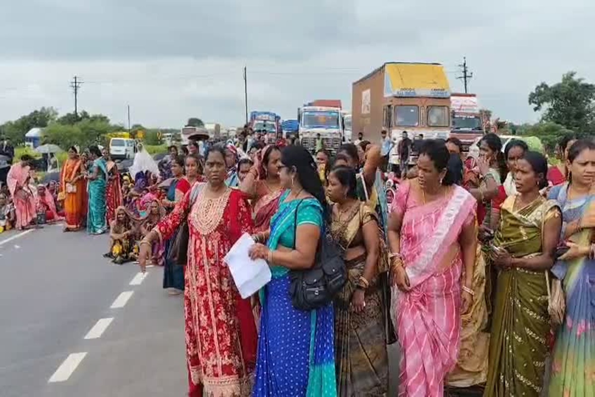Chhattisgarh Mitanin Protest: छत्तीसगढ़ में पूरी होंगी मितानिनों ये मांगे ? रायपुर आ रही मितानिनों को पुलिस ने रोका, चक्काजाम के बने हालात