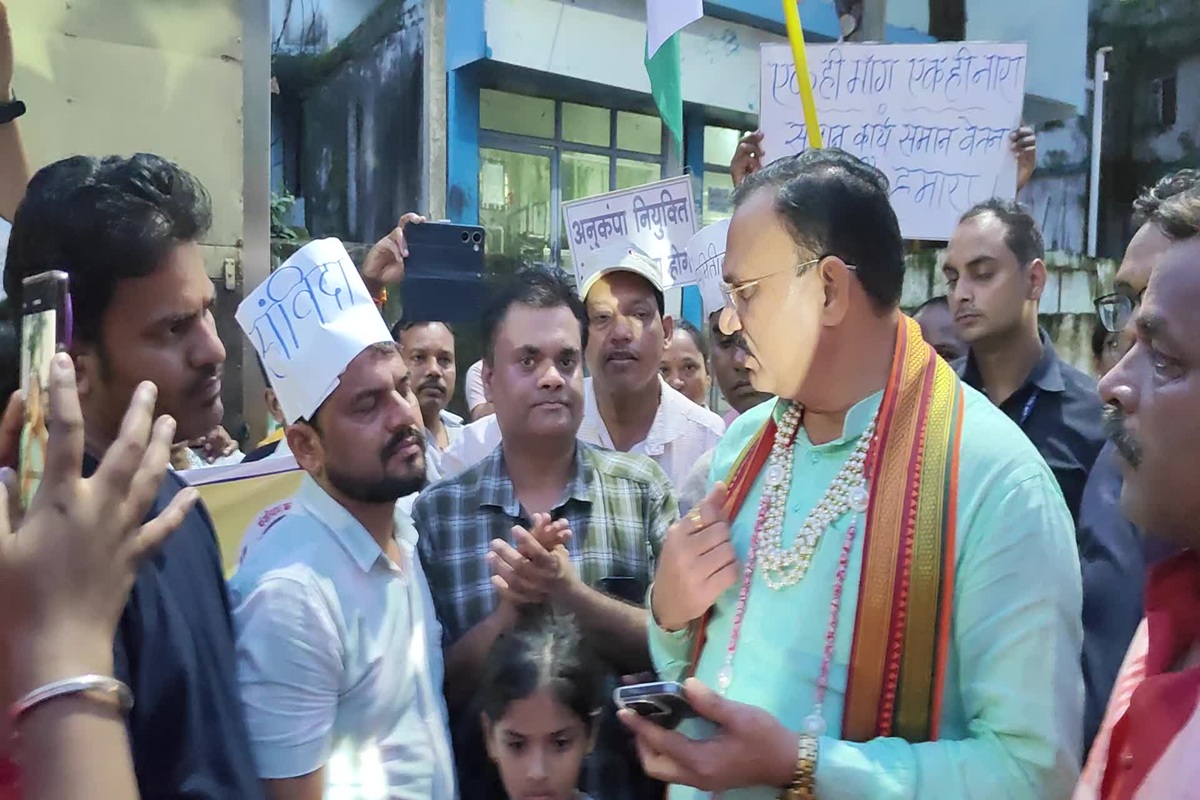 NHM Worker Protest: स्वास्थ्य मंत्री ने धरना प्रदर्शन कर रहे NHM कर्मचारियों से की मुलाकात, सोमवार को रायपुर में बड़ी बैठक की जानकारी दी