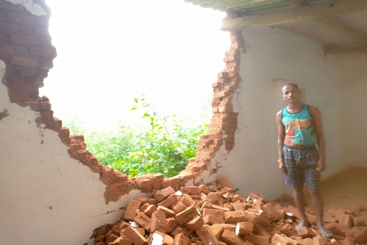 Marwahi News: झुंड से बिछड़े दंतैल हाथी ने मचाया कोहराम, कई घरों को तोड़ा, जान बचाकर भाग रहे ग्रामीण