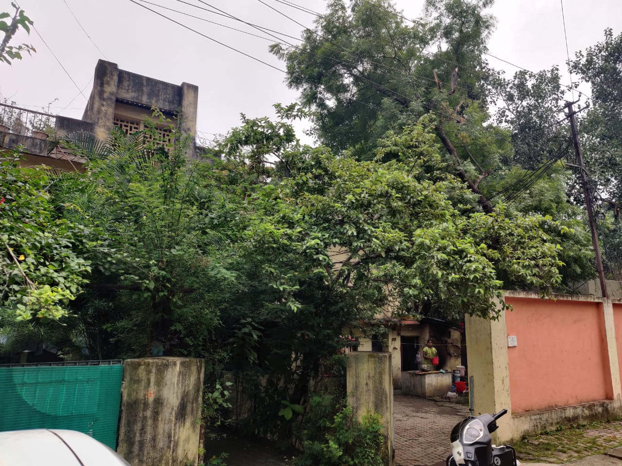 Raipur News_ हादसे को आमंत्रित कर रहे है मेकाहारा के जर्जर आवास