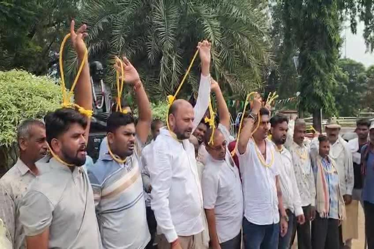 Rajnandgaon News: गले में फांसी का फंदा लगाकर कलेक्ट्रेट पहुंचे किसान, इस बात को लेकर हो रहे परेशान…जानें