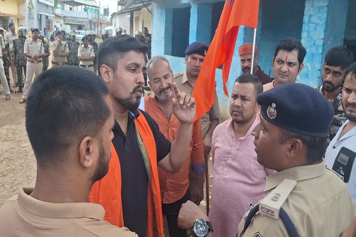 Durg News: पुलिसवालों को महंगा पड़ा भगवा झण्डा उतरवाना, लाइन अटैच के बाद अब हुए निलंबित, जानें पूरा मामला