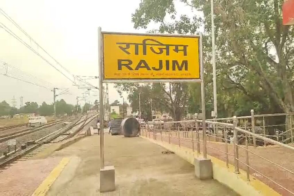 MEMU train between Rajim-Raipur