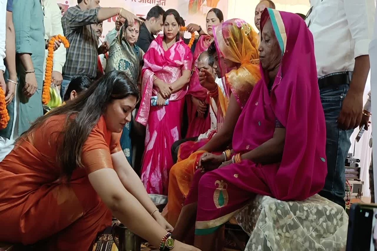 Kawardha News: कवर्धा में 75 लोगों की हिंदू धर्म में वापसी, विधायक भावना बोहरा ने पैर धोकर घर वापसी कराया